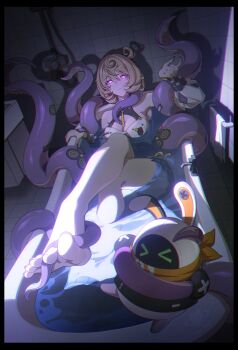 1girl absurdres bathroom bathtub black_border blonde_hair border breasts clear_water commentary_request eous_(zenless_zone_zero) feet glowing glowing_eyes highres in_bathtub knee_up large_breasts looking_at_viewer partially_submerged purple_eyes shadow shirt short_hair smile solo tentacle_girl tentacles white_shirt yidhari_murphy zenless_zone_zero