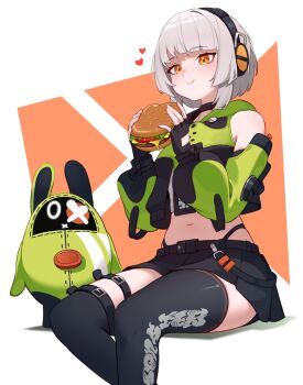 1girl absurdres amillion_(zenless_zone_zero) anby_demara bangboo_(zenless_zone_zero) bare_shoulders black_choker black_gloves black_thighhighs blush burger choker commentary_request detached_sleeves eating fingerless_gloves food gloves grey_hair headphones heart highres holding holding_burger holding_food midriff miniskirt orange_eyes penguinwhodraw pleated_skirt short_hair simple_background sitting skirt solo spanish_commentary thigh_strap thighhighs zenless_zone_zero