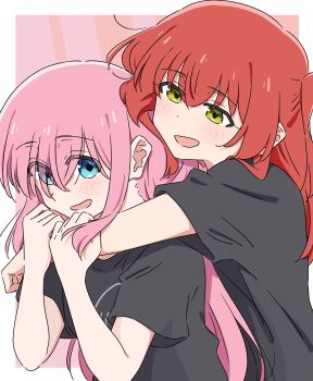 2girls absurdres black_shirt blue_eyes blush bocchi_the_rock! commentary_request gotoh_hitori highres hug hug_from_behind kessoku_band_t-shirt kita_ikuyo long_hair mayo_(oekaki_bibbi) medium_hair multiple_girls open_mouth pink_background pink_hair red_hair shirt side_ponytail simple_background smile white_background yellow_eyes yuri