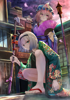 2girls absurdres alternate_costume bare_legs black_hairband blue_kimono breasts bug butterfly closed_mouth commentary flat_chest flip-flops floral_print flower folding_fan green_eyes green_kimono grey_hair hairband hand_fan haori happy hat highres holding holding_fan holding_sword holding_weapon insect japanese_clothes katana kimono konpaku_youmu lamppost long_sleeves medium_breasts medium_hair mob_cap multiple_girls obi obijime outdoors pink_butterfly pink_eyes pink_flower pink_hair saigyouji_yuyuko sandals sash sheath sheathed short_hair smile squatting sword toes tofuandsoup touhou triangular_headpiece weapon wide_sleeves yukata