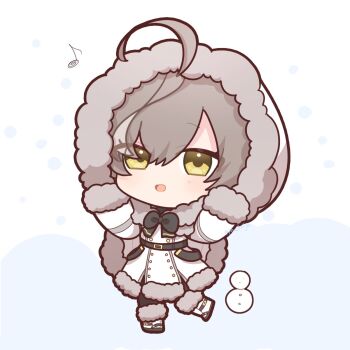 1girl :d ahoge assault_lily belt_buckle black_bow black_bowtie black_hair blush boots bow bowtie buckle cape chibi coat commentary_request full_body fur-trimmed_boots fur-trimmed_cape fur-trimmed_coat fur-trimmed_hood fur-trimmed_sleeves fur_trim grey_background grey_hair hair_between_eyes hands_up highres hood hood_up long_sleeves looking_at_viewer multicolored_hair official_alternate_costume open_mouth ponokaijo sasaki_ran sleeves_past_fingers sleeves_past_wrists smile snowing snowman solo standing standing_on_one_leg streaked_hair twitter_username white_background white_boots white_cape white_coat winter_clothes yellow_eyes