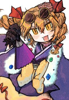 1girl black_gloves blush commentary_request dade_ne drill_hair eyewear_on_head fur_scarf gloves hand_fan highres holding holding_fan looking_at_viewer orange_eyes orange_hair round_eyewear simple_background solo sunglasses touhou twin_drills upper_body white_background yorigami_jo'on