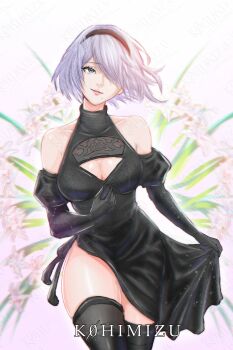 1girl 2b_(nier:automata) artist_name bare_shoulders black_dress black_hairband black_sleeves breasts cleavage cleavage_cutout closed_mouth clothes_lift clothing_cutout collarbone detached_sleeves dress dress_lift hairband highres k0himizu large_breasts nier:automata nier_(series) pink_lips short_hair smile solo standing twitter_username white_hair