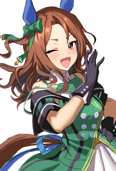 1girl absurdres animal_ears black_gloves blush bow brown_hair brown_tail commentary dress ear_bow ear_covers franz2543 gloves green_bow green_dress hand_on_own_hip highres horse_ears horse_girl horse_tail king_halo_(king_of_emeralds)_(umamusume) king_halo_(umamusume) long_hair looking_at_viewer off-shoulder_dress off_shoulder ojou-sama_pose one_side_up open_mouth red_eyes simple_background smile solo tail umamusume upper_body v-shaped_eyebrows white_background
