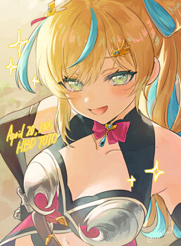 1girl :d aqua_hair arm_across_waist armor belt belt_buckle birthday black_dress black_gloves black_shorts blonde_hair blush bow breasts buckle cleavage cleavage_cutout clothing_cutout collarbone dress elbow_gloves from_above gloves green_eyes hair_ornament hairclip hands_on_own_hips happy_birthday highres jewelry large_breasts looking_at_viewer multicolored_hair navel nijisanji open_mouth red_dress red_ribbon ribbon ribbon_hair short_hair shorts side_ponytail sidelocks simple_background sleeveless sleeveless_dress smile solo sparkle stomach streaked_hair tachitsute_toto tachitsute_toto_(1st_costume) ten0u0 twitter_username upper_body virtual_youtuber wing_hairpin