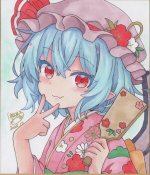1girl alternate_costume bat_wings blue_hair blush closed_mouth commentary_request dated fang floral_print flower hagoita hat hat_flower hat_ribbon highres holding holding_paddle hoshi_tea_party japanese_clothes kimono looking_at_viewer mob_cap paddle pink_hat pink_kimono pointy_ears print_kimono red_eyes remilia_scarlet ribbon shikishi signature skin_fang smile solo touhou traditional_media wings