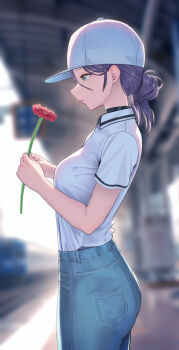 1girl absurdres ass baseball_cap black_choker blue_pants blurry blurry_background breasts chainsaw_man choker closed_mouth cowboy_shot denim dos_(ehgns007kr) facing_to_the_side flower from_side green_eyes hands_up hat highres holding holding_flower jeans outdoors pants purple_hair reze_(chainsaw_man) shirt shirt_tucked_in solo white_shirt