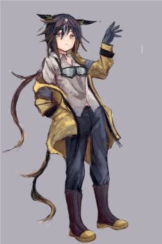 1girl animal_ears black_boots black_gloves black_hair black_pants boots brown_eyes brown_hair closed_mouth coat collared_shirt ear_covers gloves goggles goggles_around_neck gradient_eyes grey_background hair_between_eyes horse_ears horse_girl horse_tail long_hair looking_at_viewer multicolored_eyes multicolored_hair open_clothes open_coat pants ponytail purple_eyes shirt simple_background solo stay_gold_(umamusume) streaked_hair tail umamusume white_hair white_shirt yanagi_wakana yellow_coat