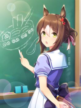 1girl :o absurdres animal_ears arm_behind_back back_bow board_eraser bow bowl breasts brown_hair chalk chalkboard chopsticks classroom clothing_cutout clover_hair_ornament cowboy_shot drawing_(action) fine_motion_(umamusume) food from_behind from_side game_cg glint green_eyes hair_between_eyes hair_bun hair_ornament hair_ribbon hand_up highres holding holding_chalk horse_ears horse_girl horse_tail horseshoe_ornament indoors lens_flare looking_at_viewer looking_back medium_hair multicolored_hair noodles official_art open_mouth pleated_skirt puffy_short_sleeves puffy_sleeves purple_bow purple_shirt raglan_sleeves ramen red_ribbon ribbon sailor_collar school_uniform shirt short_sleeves sidelocks single_hair_bun sketch skirt sleeve_cuffs small_breasts solo spoon standing streaked_hair summer_uniform surprised tail tail_through_clothes tracen_school_uniform two-tone_hair umamusume white_hair white_ribbon white_sailor_collar white_skirt