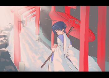 1boy black_hair blunt_ends clenched_hands clothing_cutout from_behind genshin_impact grey_eyes head_down highres hip_vent holding holding_umbrella japanese_clothes kariginu kimono layered_sleeves long_sleeves looking_at_viewer looking_back male_focus multiple_torii oil-paper_umbrella outdoors parted_lips purple_kimono purple_sleeves red_umbrella scaramouche_(genshin_impact) scaramouche_(kabukimono)_(genshin_impact) shoulder_cutout snow snowing solo torii umbrella upper_body white_sleeves wispy_bangs x_makila