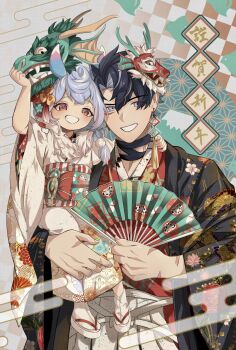 1boy 1girl absurdres animal_ears aqua_sash arm_up asa_no_ha_(pattern) bandaged_neck bandages black_hair black_jacket blue_eyes blue_hair blush bow carrying checkered_background commentary_request crossed_bangs daruma_doll dragon_mask earrings egasumi facial_scar floral_print folding_fan fur-trimmed_kimono fur_trim genshin_impact gourd gradient_hair grey_background grey_hair grin hair_between_eyes hair_ornament hair_over_shoulder hakama hand_fan haori highres holding holding_fan jacket japanese_clothes jewelry kanoko_(pattern) kanzashi kikkoumon kikumon kimono long_hair long_sleeves looking_at_viewer lotus_print low-tied_long_hair mask mask_on_head mount_fuji mountain multicolored_hair obi obiage obijime okobo open_clothes open_jacket parted_bangs platform_sandals pom_pom_(clothes) pom_pom_hair_ornament print_kimono purple_hair red_bow red_eyes red_kimono sandals sash scar scar_on_arm scar_on_cheek scar_on_face scar_on_hand scar_on_neck shiba_(tonari_no_shiba_inu) shide short_hair sigewinne_(genshin_impact) simple_background single_earring smile socks streaked_hair tabi tassel tassel_earrings tassel_hair_ornament teeth white_footwear white_hakama white_kimono white_socks wide_sleeves wriothesley_(genshin_impact)