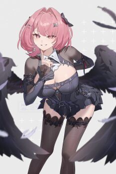 1girl arm_behind_back black_thighhighs black_wings bow breasts bright_pupils cleavage feathered_wings finger_to_cheek grey_background hair_bow hair_intakes hair_ornament highres index_finger_raised large_breasts leaning_forward long_sleeves looking_at_viewer low_wings medium_hair parted_lips pink_eyes pink_hair pointy_ears remielle_dan smile solo standing suwa_(swk_kkk) teeth thighhighs white_pupils wings zenless_zone_zero