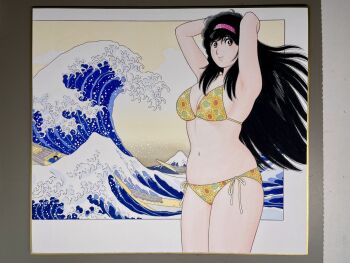 1girl 2boys aoba_shunsuke arms_behind_head arms_up asaoka_natsumi bikini black_hair boat breasts brown_eyes closed_mouth commentary_request fine_art_parody floral_print floral_print_bikini hairband highres kanagawa_okinami_ura long_hair looking_at_viewer medium_breasts miura_mitsuru mount_fuji multiple_boys navel official_artist_extra parody pink_hairband plump print_bikini rowboat short_hair side-tie_bikini_bottom sideways_glance skindentation sky smile solo_focus sunflower_print swimsuit the_kabocha_wine traditional_media watercraft waves yellow_bikini yellow_sky