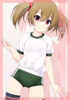 1girl artist_name blue_thighhighs brown_eyes buruma character_name commentary_request cowboy_shot green_buruma gym_shirt gym_uniform highres inaba_shiki looking_at_viewer medium_hair pink_background red_eyes shirt silica simple_background smile solo standing sword_art_online t-shirt thighhighs white_shirt