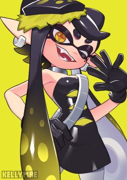 +_+ 1girl absurdres artist_name bandolier belt black_dress black_gloves black_hair blonde_hair bow-shaped_hair callie_(splatoon) choker commentary cowboy_shot dress earrings fangs food food_on_head gloves gradient_hair grey_choker hand_on_own_hip highres inkling jewelry kellymae long_hair looking_at_viewer mole mole_under_eye multicolored_hair nintendo object_on_head one_eye_closed open_mouth orange_pupils pantyhose pointy_ears short_dress short_eyebrows simple_background smile solo splatoon_(series) splatoon_3 standing strapless strapless_dress sushi swept_bangs tentacle_hair thick_eyebrows twintails twitter_username very_long_hair waving white_pantyhose yellow_background yellow_eyes
