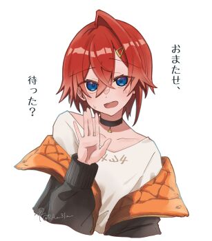 1girl ange_katrina ange_katrina_(casual) black_choker black_jacket blue_eyes blush choker collarbone commentary cropped_torso crossed_bangs hair_between_eyes hair_ornament hairclip hand_up highres jacket long_bangs looking_at_viewer multicolored_eyes nijisanji off_shoulder open_clothes open_jacket open_mouth orange_jacket pendant_choker purple_eyes quilted_jacket ra_31 red_hair shirt short_hair simple_background single_hair_intake solo sweatdrop symbol-only_commentary t-shirt teeth translation_request twitter_username two-sided_fabric two-sided_jacket two-tone_eyes upper_teeth_only virtual_youtuber waving white_background white_shirt