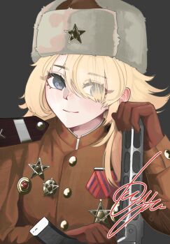 Rule 34 | 1girl, absurdres, alternate costume, badge, blonde hair, blue eyes, brown gloves, brown jacket, closed mouth, epaulettes, fur hat, gloves, grey background, grey hair, gun, hair over one eye, hammer and sickle, hands up, hat, highres, holding, holding gun, holding gun barrel, holding weapon, jacket, lilya (reverse:1999), military uniform, one eye covered, papakha, ppsh-41, pyopyopyo08, reverse:1999, signature, smile, solo, soviet, soviet army, submachine gun, upper body, weapon