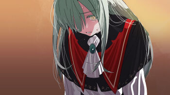 1girl ascot bang_dream! bang_dream!_it&#039;s_mygo!!!!! black_capelet brooch brown_background capelet colored_eyelashes facing_down frown furrowed_brow gradient_background green_hair hair_over_one_eye hashtag-only_commentary head_down highres jewelry long_hair long_sleeves looking_down mortis_(bang_dream!) mortis_(costume)_(bang_dream!) nervous_sweating one_eye_covered pain parted_lips peke_(pekeiscat) scene_reference shirt simple_background solo straight_hair sweat sweatdrop upper_body wakaba_mutsumi white_ascot white_shirt yellow_eyes