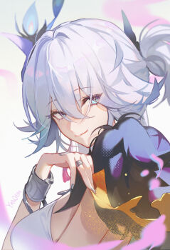 1girl absurdres between_fingers blue_eyes bracelet breasts bright_pupils commentary english_commentary fur_trim gradient_hair hair_ornament highres holding honkai:_star_rail honkai_(series) jewelry long_hair medium_breasts multicolored_eyes multicolored_hair nail_polish ofuda ofuda_between_fingers purple_eyes ring sideboob smile tassel two-tone_eyes white_background white_hair yanjem yao_guang_(honkai:_star_rail)
