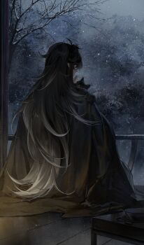 1boy absurdres black_cat black_hair cat commentary english_commentary gradient_hair hair_down highres long_hair male_focus multicolored_hair night qiuyuan_(wuthering_waves) secretfj520 sidelocks sitting snowing solo tagme very_long_hair white_hair wuthering_waves