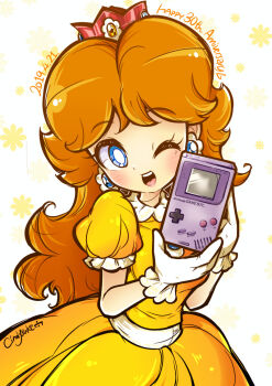 1girl artist_name blue_eyes brown_hair cindysuke crown dated dress earrings flower_earrings game_boy gloves handheld_game_console jewelry long_hair mario_(series) nintendo one_eye_closed open_mouth orange_dress princess_daisy smile super_mario_land white_gloves