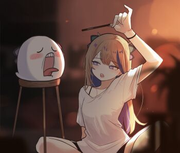 1girl airi_kanna antlers arm_up black_shorts blurry blurry_background blush_stickers bokeh bracelet brown_hair closed_eyes commentary_request creature depth_of_field dragon_girl dragon_horns feeding food forehead_tattoo highres horns incoming_food jewelry korean_commentary long_hair multicolored_hair narrowed_eyes open_mouth pinky_out pocky scales_(airi_kanna) seongda shirt short_sleeves shorts sitting small_horns stellive stool streaked_hair tattoo teeth tongue tongue_out upper_teeth_only virtual_youtuber white_shirt