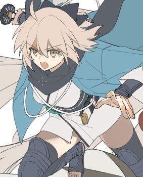 1girl ahoge arm_guards black_bow black_scarf black_thighhighs blonde_hair bow fate/grand_order fate_(series) hair_between_eyes hair_bow haori holding holding_sword holding_weapon japanese_clothes katana kimono koha-ace obi okita_souji_(fate) okita_souji_(koha-ace) open_mouth rizu033 sash scarf shinsengumi short_hair short_kimono solo sword thighhighs toeless_legwear weapon white_background white_kimono yellow_eyes