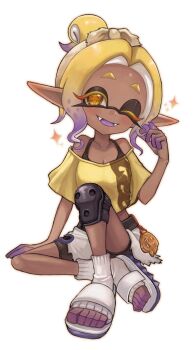 1girl ;d bare_shoulders black_shorts blonde_hair bra_strap breasts cleavage colored_extremities colored_eyelashes colored_tongue commentary_request crop_top cross-shaped_pupils dark-skinned_female dark_skin fangs frye_(splatoon) frye_(splatoon_raiders) full_body gradient_hair hair_bun hand_in_own_hair highres inkling invisible_chair knee_pads long_eyelashes long_pointy_ears looking_at_viewer medium_hair midriff_peek miniskirt multicolored_hair nintendo off-shoulder_shirt off_shoulder official_alternate_costume one_eye_closed open_mouth parted_bangs pointy_ears purple_hair purple_tongue sandals shirt shorts shorts_under_skirt simple_background single_hair_bun single_knee_pad sitting skirt smile socks solo splatoon_(series) splatoon_raiders symbol-shaped_pupils tentacle_hair toeless_socks torn_clothes torn_skirt user_dfhv7355 white_background white_sandals white_skirt white_socks yellow_eyes yellow_shirt
