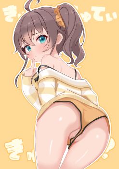 1girl absurdres ass bare_shoulders blue_eyes blush breasts brown_hair camisole hair_ornament hair_scrunchie highres hololive jacket looking_at_viewer looking_back mitsuboshi_nuko natsuiro_matsuri no_panties partially_visible_vulva ponytail scrunchie shorts simple_background small_breasts smile solo spaghetti_strap strap_slip striped_clothes striped_jacket virtual_youtuber yellow_background yellow_camisole yellow_shorts