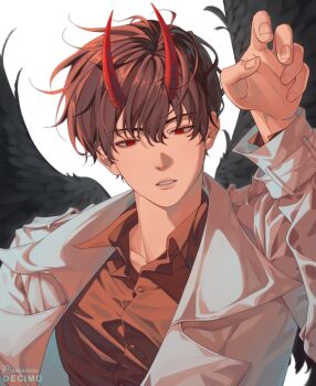 1boy black_hair black_shirt black_wings coat collared_shirt demon_horns feathered_wings hair_between_eyes half-closed_eyes hand_up hashtag-only_commentary highres horns kim_dokja male_focus nadardoh official_alternate_costume omniscient_reader&#039;s_viewpoint open_clothes open_coat parted_lips popped_collar red_eyes shirt short_hair solo upper_body white_coat wings