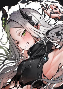 1girl absurdres arm_up armpits asymmetrical_horns black_horns black_liquid black_nails black_shirt blurry blush breasts commentary crop_top demon_horns depth_of_field fang fingernails floating_hair from_side goddess_of_victory:_nikke green_eyes grey_hair grin high_collar highres horns iwazaki leviathan_(nikke) liquid_clothes long_fingernails long_hair looking_at_viewer looking_to_the_side parted_bangs pointy_ears shirt sideboob sideless_shirt sideways_glance simple_background sleeveless sleeveless_shirt small_breasts smile solo upper_body wavy_hair white_background