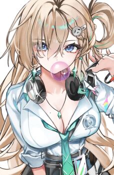 1girl aqua_necktie black_nails blonde_hair blowing_bubble_gum blue_eyes breasts chewing_gum cleavage collarbone commentary_request earrings fingernails hair_between_eyes hand_up headphones headphones_around_neck highres jewelry large_breasts lynae_(wuthering_waves) mole mole_on_breast multicolored_hair nail_polish necktie samenami0711 shirt simple_background solo star_(symbol) star_earrings streaked_hair upper_body white_background white_shirt wuthering_waves
