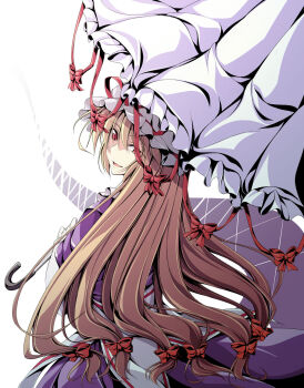 1girl blonde_hair blush bow elbow_gloves female_focus fuyuwa_kotatsu gloves hair_bow hat hat_ribbon highres long_hair looking_back red_eyes ribbon solo touhou umbrella very_long_hair yakumo_yukari
