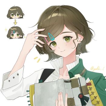 1girl arrow_(symbol) brown_hair cape chibi chibi_inset green_cape green_eyes hair_ornament hairclip hand_on_own_head hands_up highres holding holding_notebook jiedu_(gedoku_1) mole mole_under_eye notebook recoleta_(reverse:1999) reverse:1999 shirt short_hair side_cape smile solo upper_body white_background white_shirt