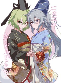 2girls alternate_costume black_hat black_kimono blue_hat blue_kimono closed_mouth commentary_request floral_print green_hair grey_eyes hair_between_eyes hat highres holding_hands io16sii japanese_clothes kimono long_hair looking_at_viewer mononobe_no_futo multiple_girls new_year pointy_ears sash short_hair soga_no_tojiko tate_eboshi touhou translation_request yukata