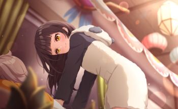 1girl black_hair blurry blurry_background blurry_foreground blush brown_hair closed_mouth commentary_request depth_of_field fur_trim game_cg highres hood hood_down indoors long_hair long_sleeves looking_at_viewer mirror multiple_girls official_art smile third-party_source world_dai_star yanagiba_panda yellow_eyes