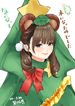 1girl absurdres animal_ears animification bow brown_hair christmas_tree_costume closed_mouth commentary_request hair_bobbles hair_ornament highres leaf leaf_on_head lips long_hair looking_at_viewer low_twintails mendo_(mend0o0) miyake_miu raccoon_ears real_life red_bow simple_background smile solo translation_request twintails upper_body voice_actor white_background