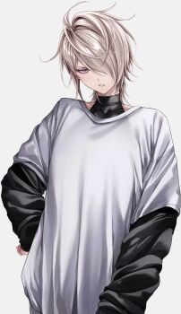 1girl absurdres blonde_hair brown_eyes clenched_teeth commentary hair_over_one_eye highres looking_at_viewer original reese_(ulularts) sharp_teeth shirt simple_background solo t-shirt teeth ulularts upper_body white_background