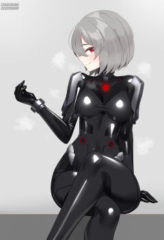 1girl absurdres armored_bodysuit black_bodysuit blonde_hair bodysuit breasts crossed_legs grey_background highres latex latex_bodysuit looking_at_viewer maguro27 mecha_pilot_suit medium_breasts original red_eyes shiny_clothes short_hair sitting skin_tight smile solo variant_set