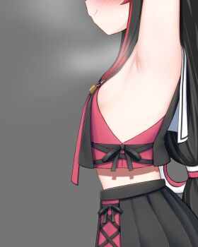 1girl :&gt; armpit_focus armpits black_hair black_shirt black_skirt blush flat_chest from_side hair_ornament highres hololive llxr18 long_hair midriff multicolored_hair ookami_mio ookami_mio_(1st_costume) pleated_skirt red_hair ribbon shirt simple_background skirt sleeveless sleeveless_shirt smile solo virtual_youtuber