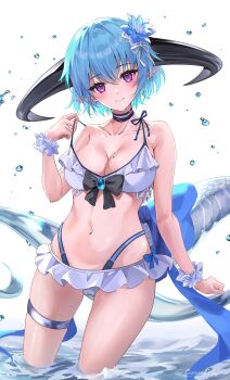 1girl bikini black_choker blue_flower blue_hair bow breasts choker cleavage closed_mouth coeur collarbone dragon_girl dragon_horns dragon_tail filene_(shadowverse) flower frilled_bikini frills hair_between_eyes hair_bow hair_ornament highres horns looking_at_viewer medium_breasts medium_hair navel official_alternate_costume pointy_ears purple_eyes scrunchie shadowverse shadowverse:_worlds_beyond shadowverse_evolve smile solo stomach swimsuit tail thigh_strap water wet white_background white_bikini wrist_scrunchie