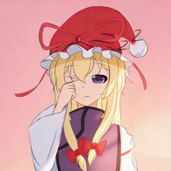 >_o 1girl alternate_headwear blonde_hair bow check_commentary christmas closed_mouth commentary_request dress frilled_hat frills hair_bow hat hat_ribbon highres long_hair long_sleeves looking_at_viewer one_eye_closed oppo114514 purple_eyes purple_tabard red_background red_bow red_hat red_ribbon ribbon santa_hat simple_background solo tabard touhou white_dress wide_sleeves yakumo_yukari