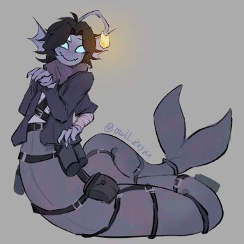 1boy anglerfish_boy belt black_belt blue_sclera blue_skin closed_mouth colored_sclera colored_skin extra_eyes fangs fins full_body grey_background head_fins highres illicium looking_at_viewer male_focus merman monster_boy owll_zxyzx pouch pressure_(roblox) roblox sebastian_solace simple_background smile solo wrist_wrap