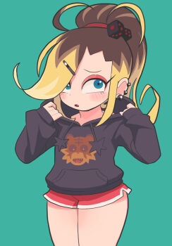 1girl asymmetrical_bangs black_hoodie blonde_hair blue_eyes blush brown_hair commentary cowboy_shot dice_hair_ornament drawstring ear_piercing earrings eyeshadow fukumoto_ginko gashi-gashi gradient_hair green_background hair_ornament hairclip hands_up highres hood hood_down hoodie jewelry long_bangs long_sleeves looking_at_viewer makeup multicolored_hair no_nose one_eye_covered open_mouth original parted_lips piercing ponytail print_hoodie red_shorts shadow short_shorts shorts simple_background solo untranslatable_commentary