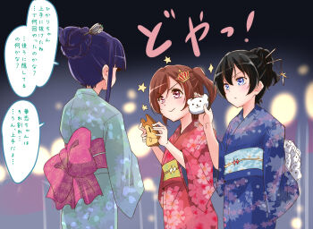 3girls aijou_karen black_hair blue_eyes blue_kimono brown_hair closed_mouth commentary_request crown_hair_ornament floral_print floral_print_kimono green_kimono hair_bun hair_ornament hairpin japanese_clothes kagura_hikari kimono looking_at_another multiple_girls obi pink_eyes print_kimono purple_hair red_kimono sash shoujo_kageki_revue_starlight single_hair_bun smile speech_bubble standing translation_request tsuyuzaki_mahiru twintails urutsu_sahari