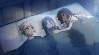 1boy 2girls anime_coloring bare_arms bell_cranel black_hair blue_eyes blue_hair blue_ribbon blue_scales closed_eyes closed_mouth colored_skin danmachi_battle_chronicle dragon_girl dungeon_ni_deai_wo_motomeru_no_wa_machigatteiru_darou_ka forehead_jewel game_cg grey_skin hair_between_eyes head_on_pillow hestia_(danmachi) highres indoors long_hair looking_at_another lying monster_girl multiple_girls non-web_source official_art on_back on_bed on_side pillow pointy_ears red_eyes ribbon shared_bed short_hair sleeping_together smile under_covers white_hair wiene