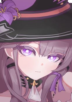 1girl absurdres ascot black_choker black_hat bright_pupils choker flower grey_hair hat hat_flower herta_(honkai:_star_rail) highres honkai:_star_rail honkai_(series) long_hair looking_at_viewer purple_eyes purple_flower sanghanchokko solo the_herta_(honkai:_star_rail) white_ascot white_pupils