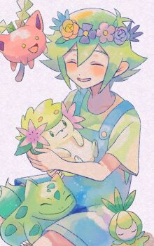 1boy basil_(headspace)_(omori) basil_(omori) blue_overalls blush bulbasaur closed_eyes flower gen_1_pokemon gen_2_pokemon gen_4_pokemon gen_5_pokemon green_hair green_shirt head_wreath highres hoppip legendary_pokemon mythical_pokemon nintendo omori open_mouth overall_shorts overalls petilil pokemon pokemon_(creature) shaymin shaymin_(land) shirt short_hair short_sleeves simple_background smile white_background zero_(sleepy_meltan)