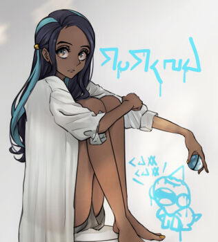 1girl alternate_costume barefoot black_hair chewtle closed_mouth coat commentary_request dark-skinned_female dark_skin dive_ball echizen_(n_fns17) eyelashes from_side frown gen_8_pokemon green_eyes green_hair grey_coat highres holding holding_poke_ball long_hair multicolored_hair nessa_(pokemon) nintendo poke_ball pokemon pokemon_(creature) pokemon_swsh shorts sitting solo toes two-tone_hair white_background
