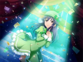 1girl blue_hair bow bowtie dress frilled_dress frills game_cg green_bow green_bowtie green_dress green_hat hands_on_own_chest hands_up hat hat_bow hercule_barton long_hair long_sleeves looking_at_viewer newsboy_cap official_art parted_lips purple_eyes shoujo_kageki_revue_starlight shoujo_kageki_revue_starlight_-re_live- solo spotlight stage standing tantei_opera_milky_holmes upper_body